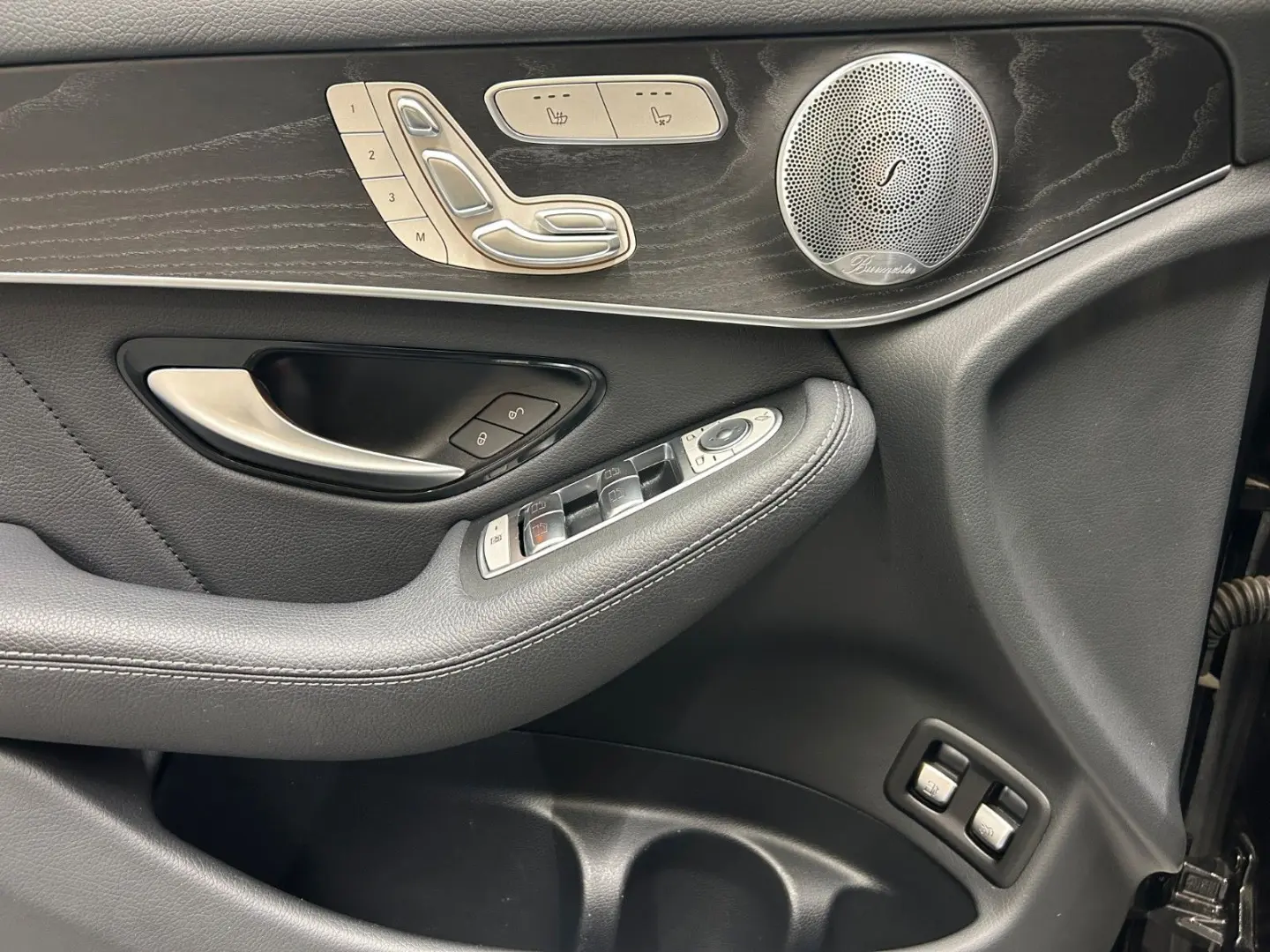 GLC300 e 4M *PANO*BURMESTER*360°*KEYLESS*DISTR.*