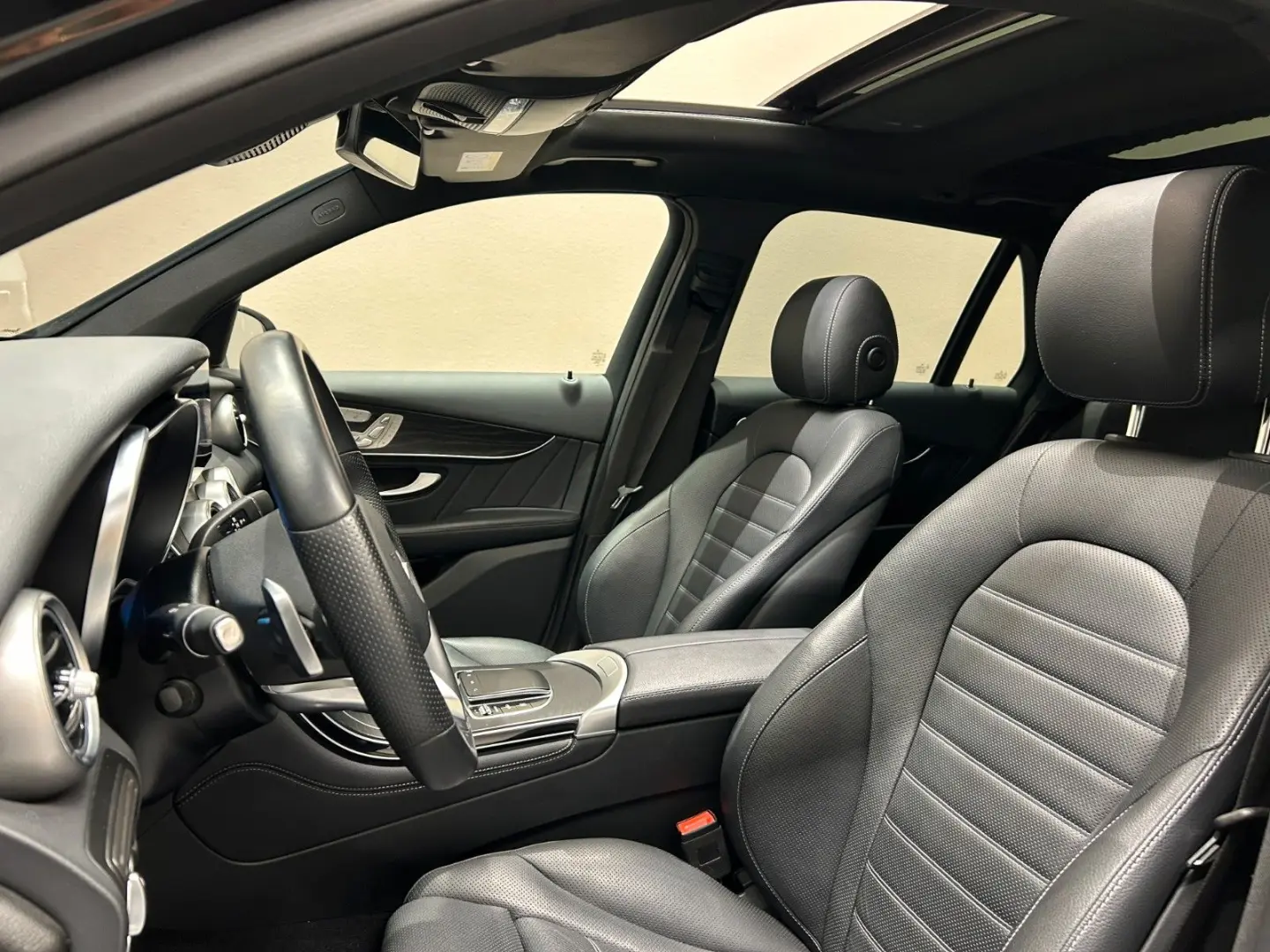 GLC300 e 4M *PANO*BURMESTER*360°*KEYLESS*DISTR.*
