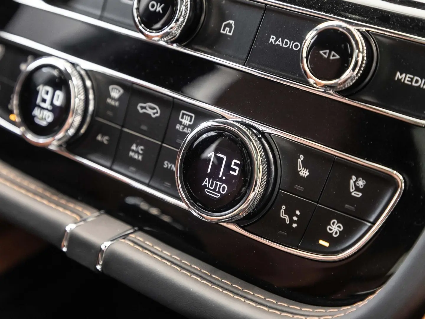 Bentayga EWB AZURE BLACK / TAN / FULL OPTION