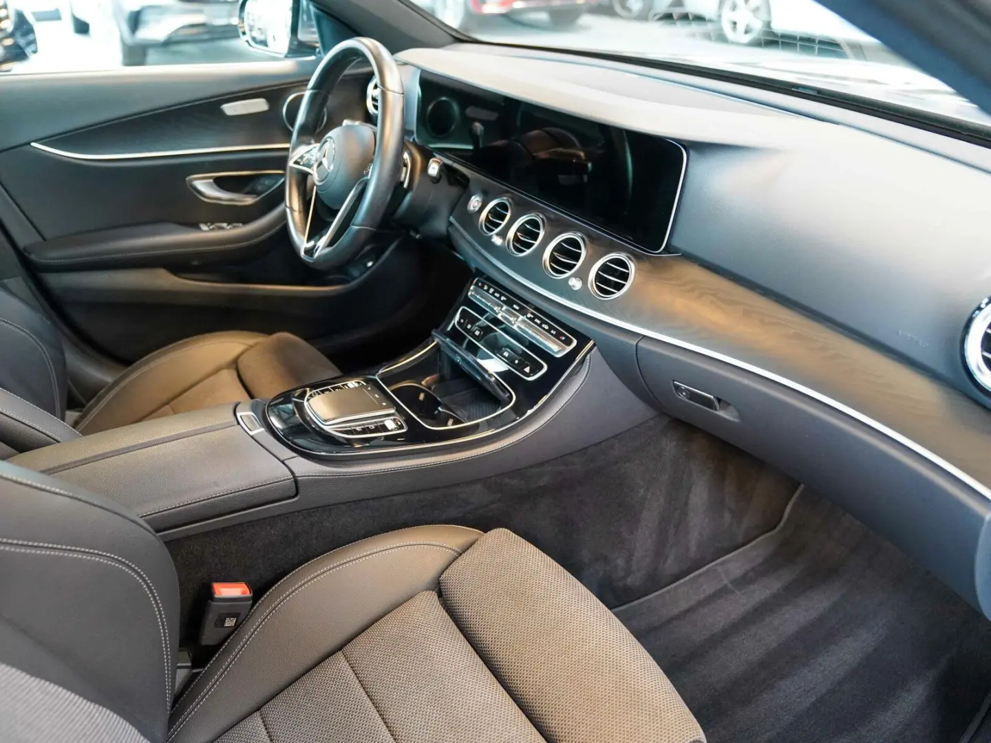 E 220 d AVANTGARDE Sonnenschutz-Paket AHK Esche