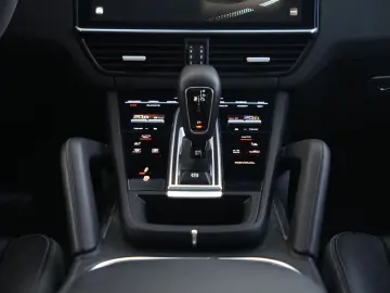 E-Hybrid Coupé  SPORTDESIGN-ACC-AHK-BOSE-21RS