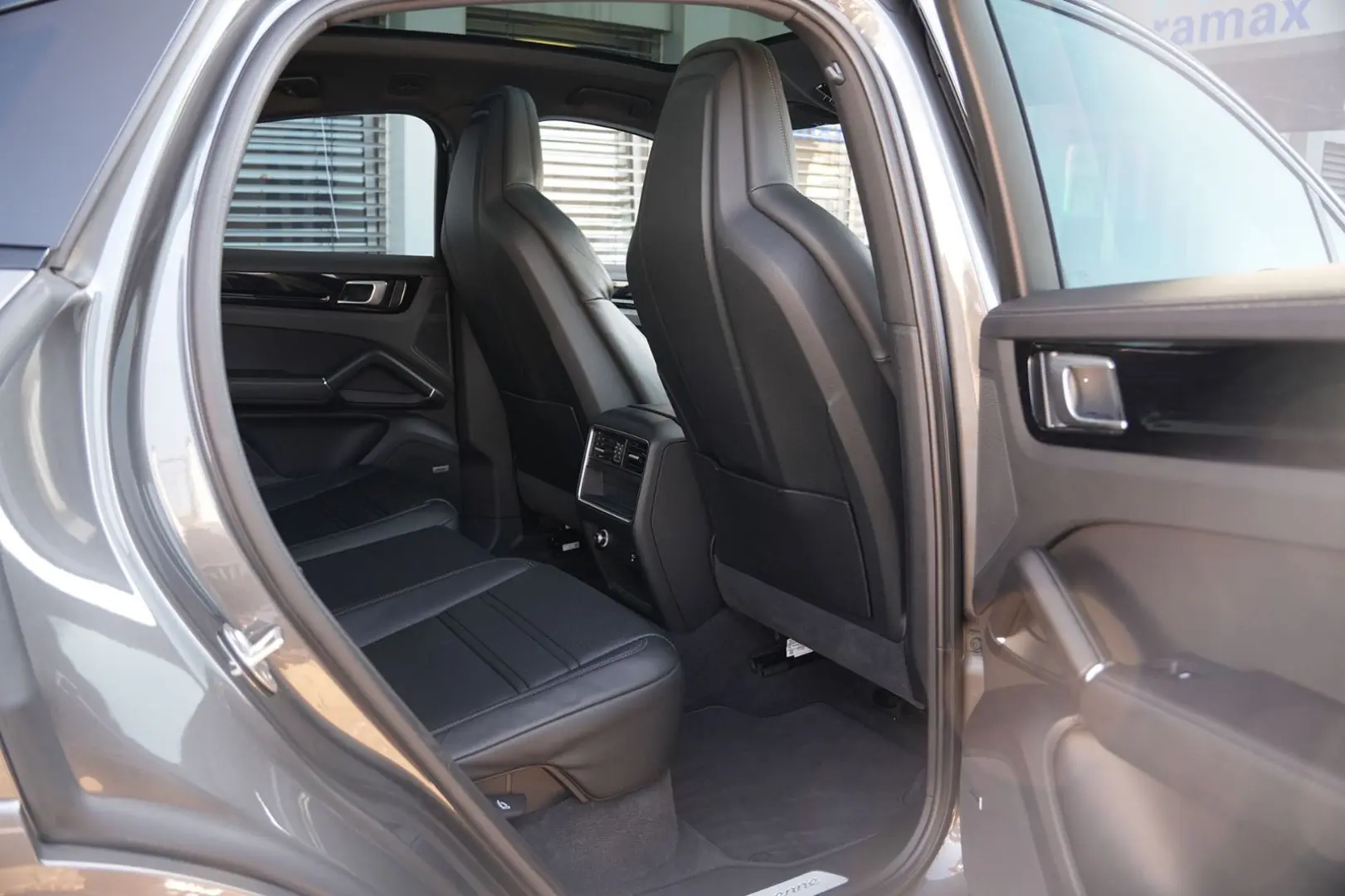 E-Hybrid Coupé  SPORTDESIGN-ACC-AHK-BOSE-21RS