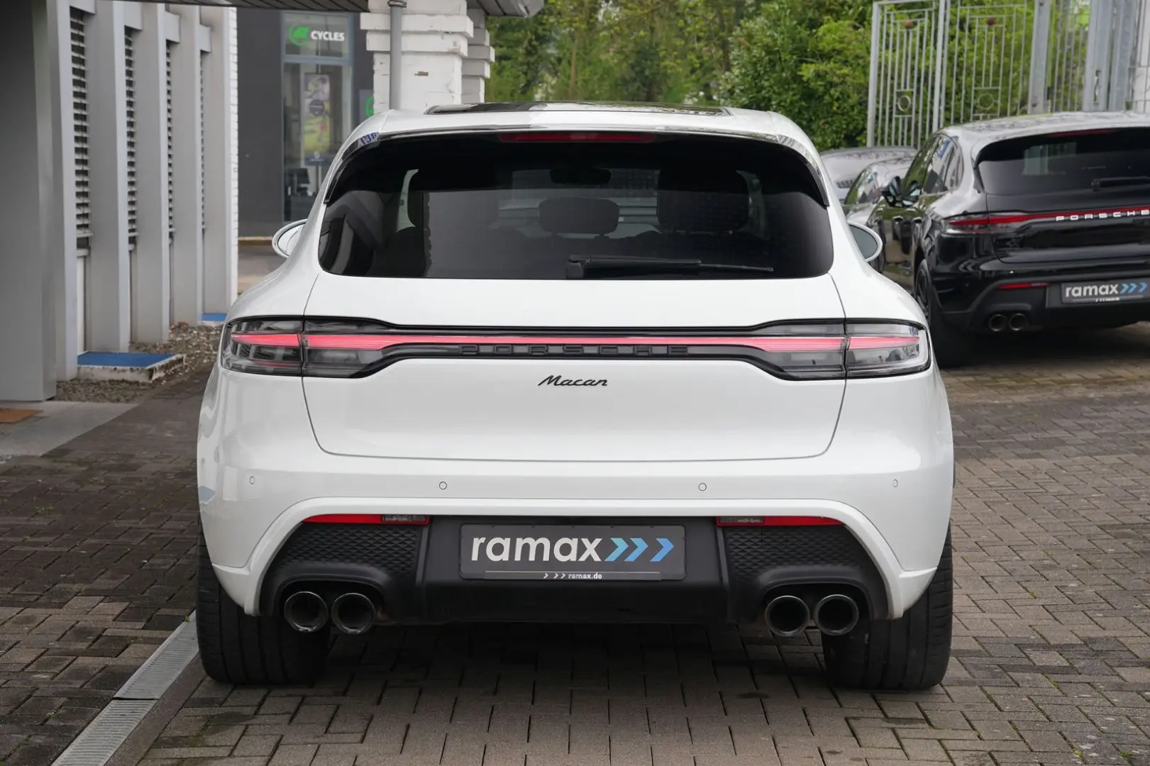 MACAN  ACC-LUFTFEDERUNG-PANO-AHK-BOSE-21