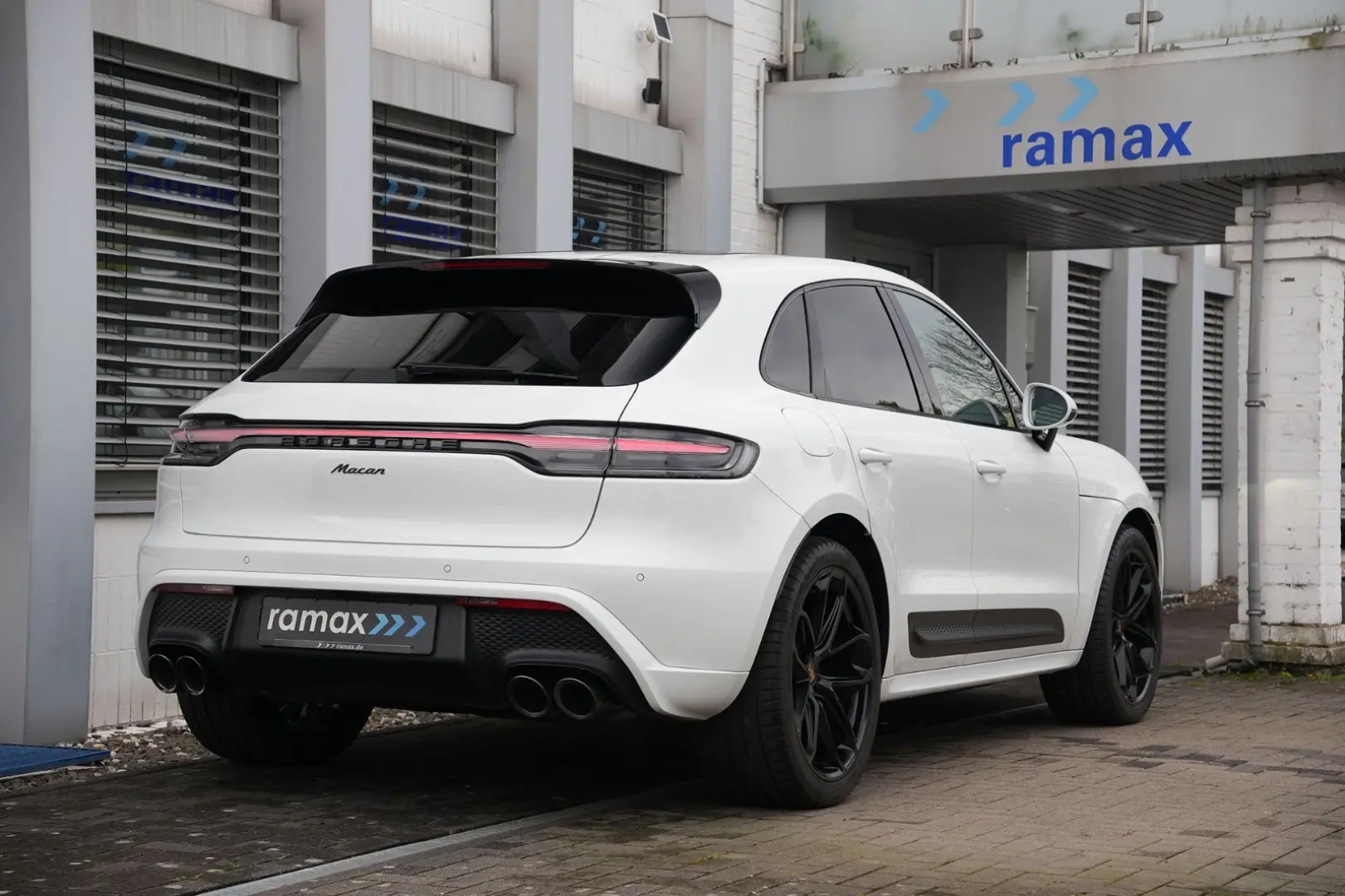 MACAN  ACC-LUFTFEDERUNG-PANO-AHK-BOSE-21
