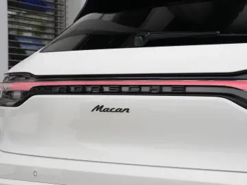 MACAN  ACC-LUFTFEDERUNG-PANO-AHK-BOSE-21