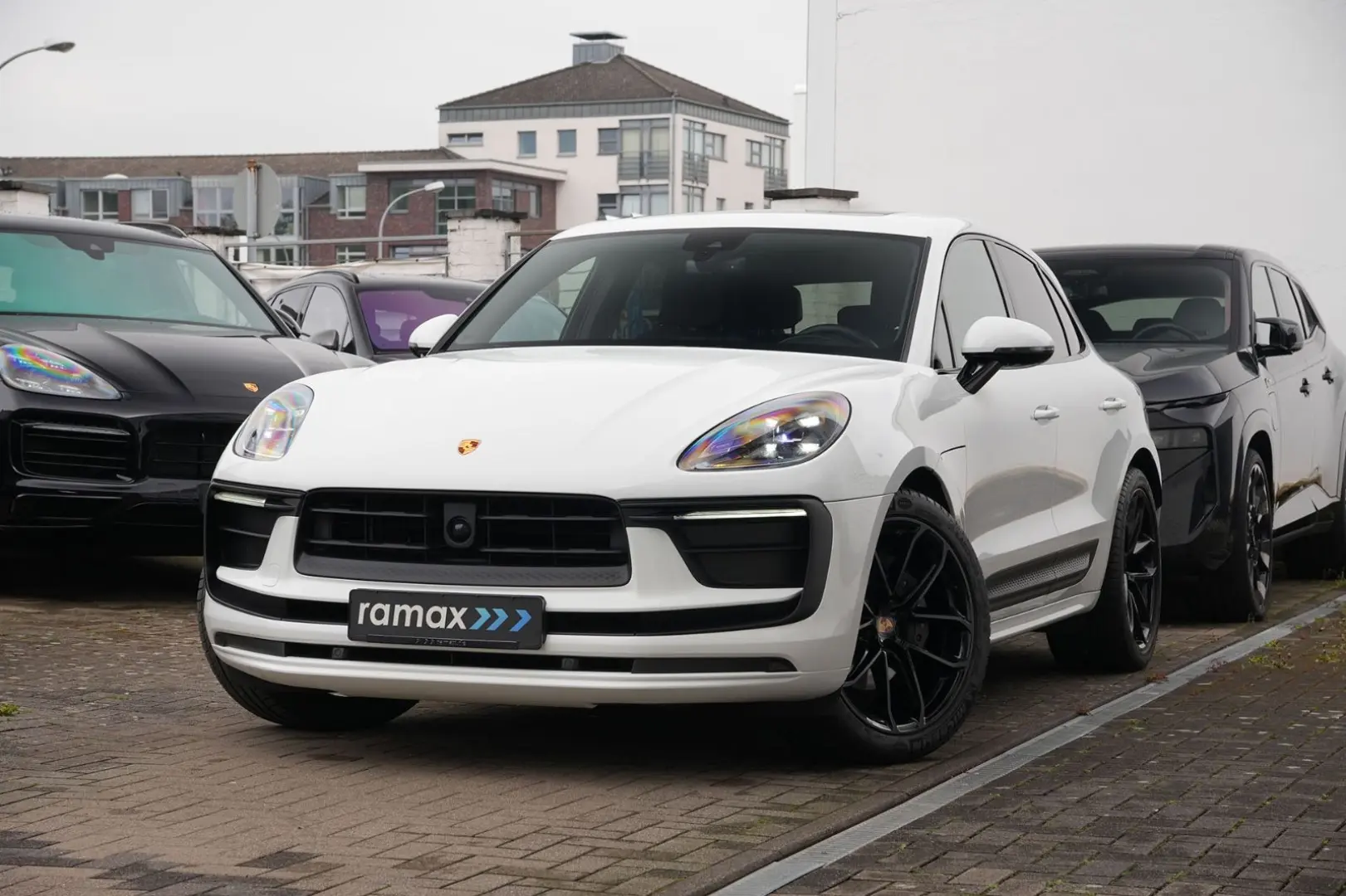MACAN  ACC-LUFTFEDERUNG-PANO-AHK-BOSE-21