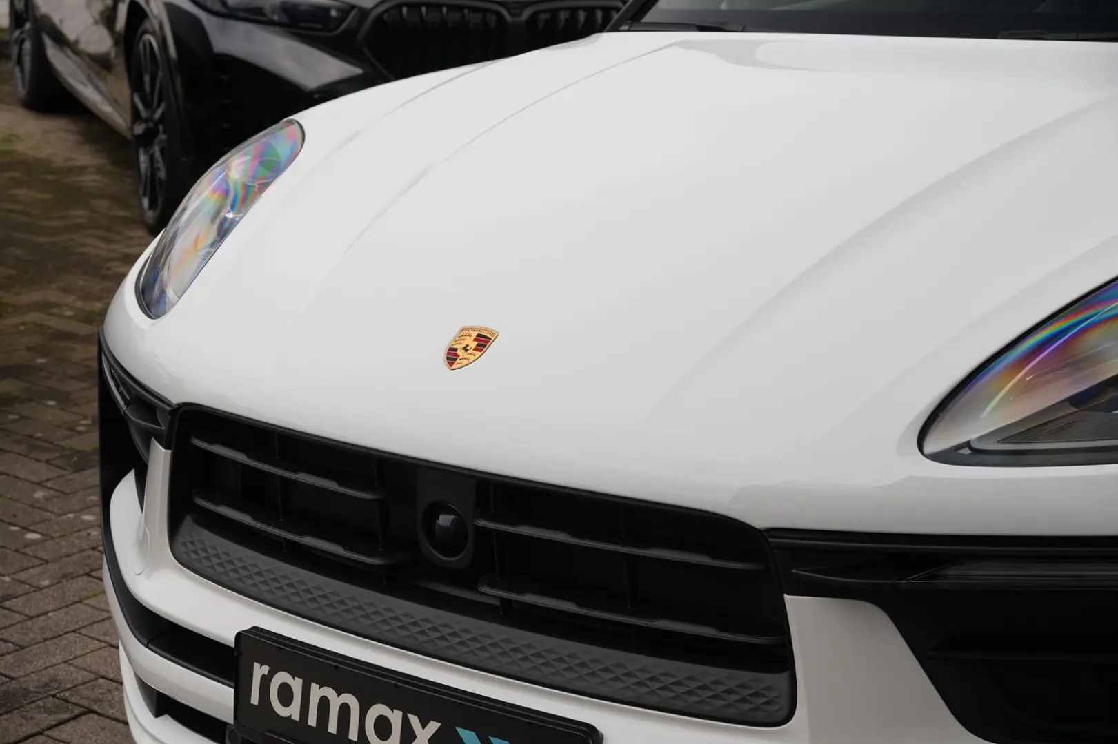 MACAN  ACC-LUFTFEDERUNG-PANO-AHK-BOSE-21