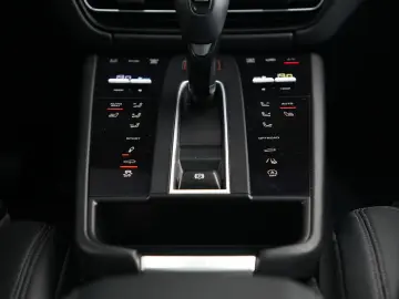 MACAN  ACC-LUFTFEDERUNG-PANO-AHK-BOSE-21