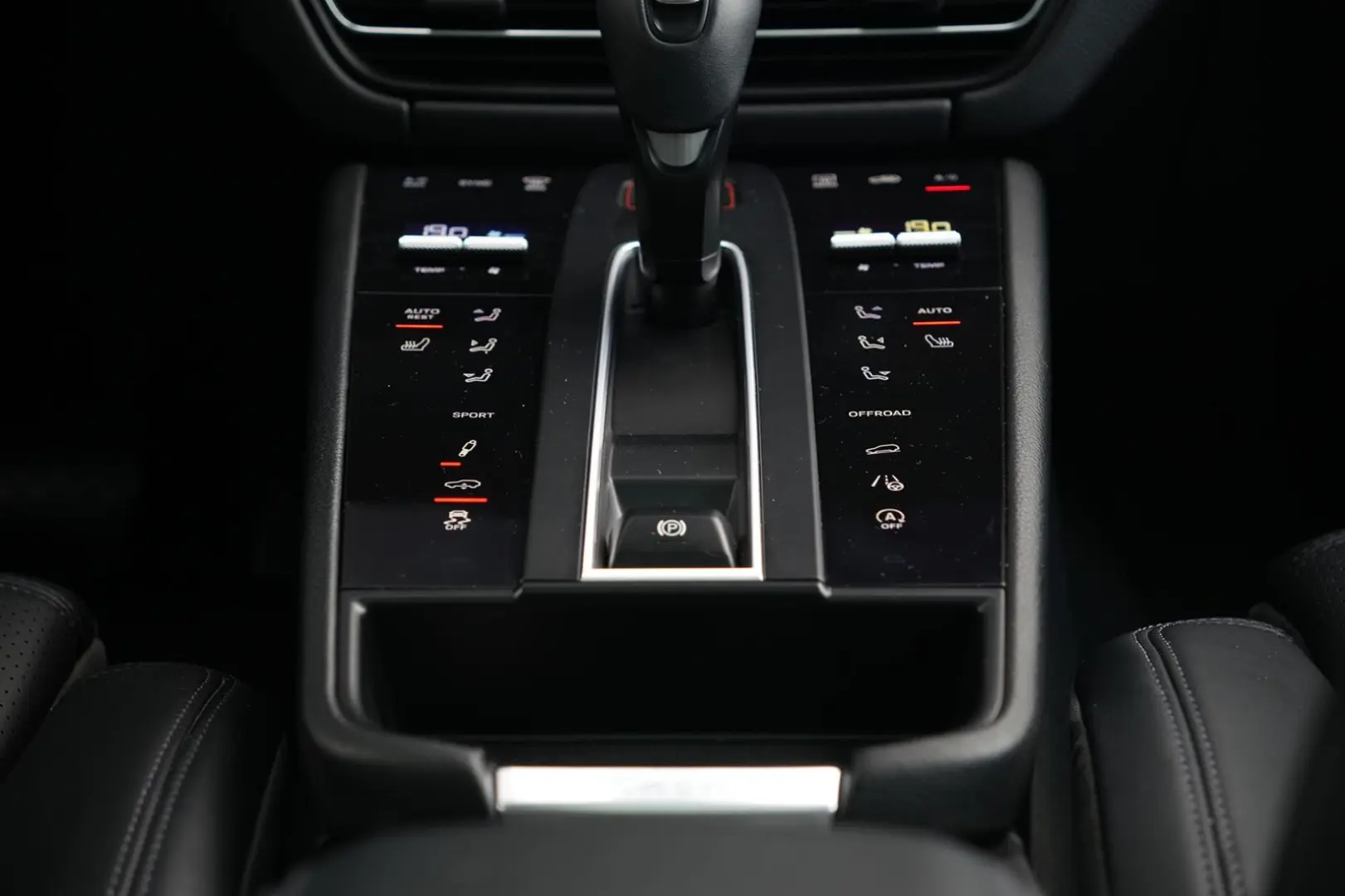 MACAN  ACC-LUFTFEDERUNG-PANO-AHK-BOSE-21