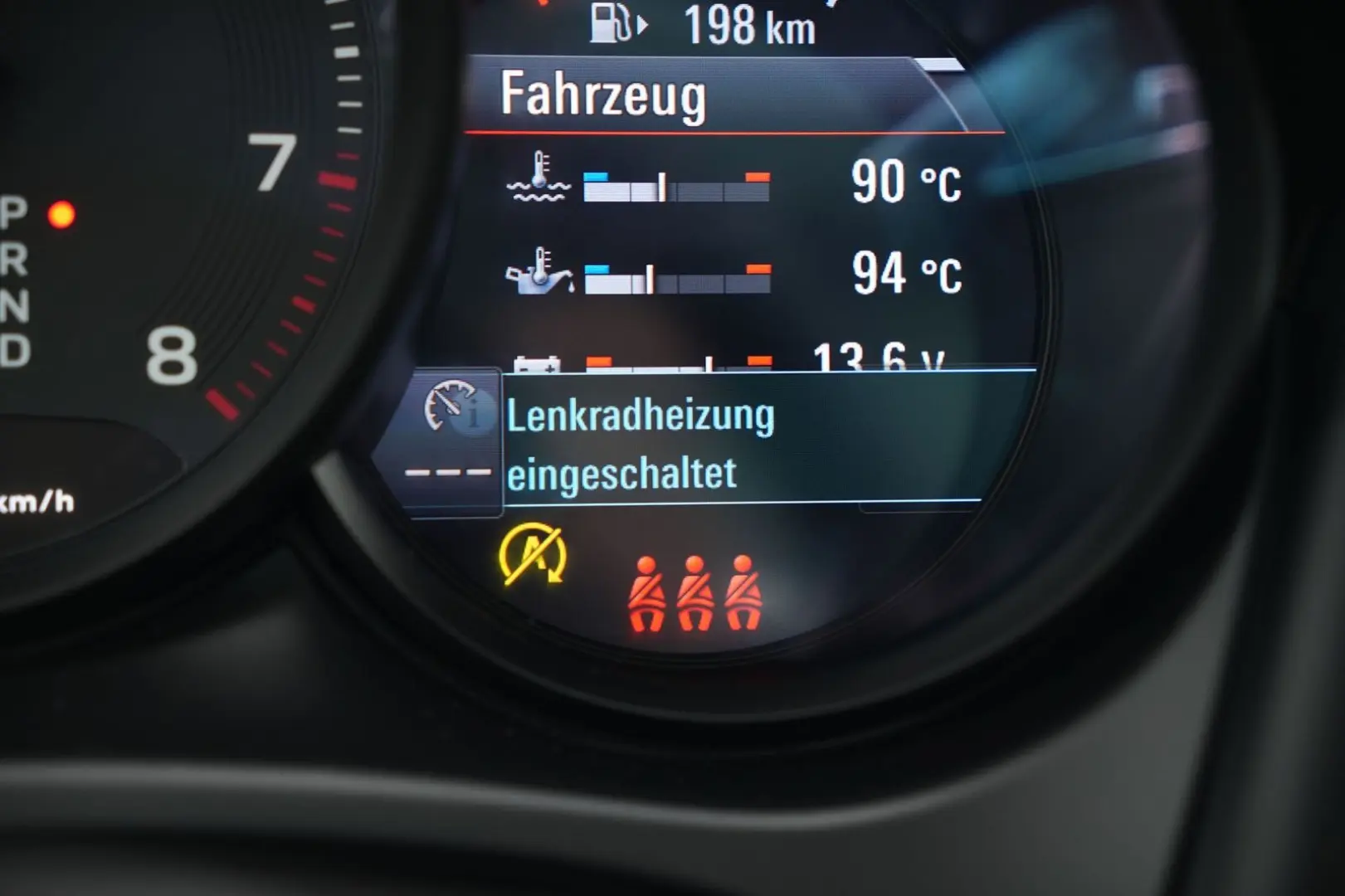 MACAN  ACC-LUFTFEDERUNG-PANO-AHK-BOSE-21