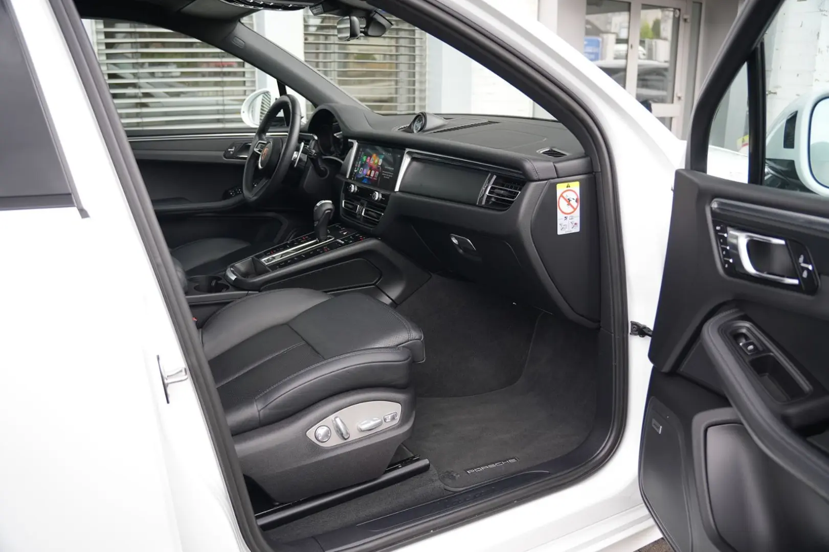 MACAN  ACC-LUFTFEDERUNG-PANO-AHK-BOSE-21