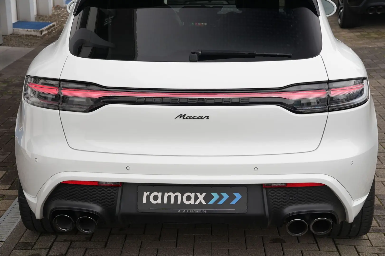MACAN  ACC-LUFTFEDERUNG-PANO-AHK-BOSE-21