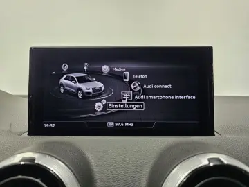 Q2 35 TFSI Virtual Kamera StandheizungSportsitze