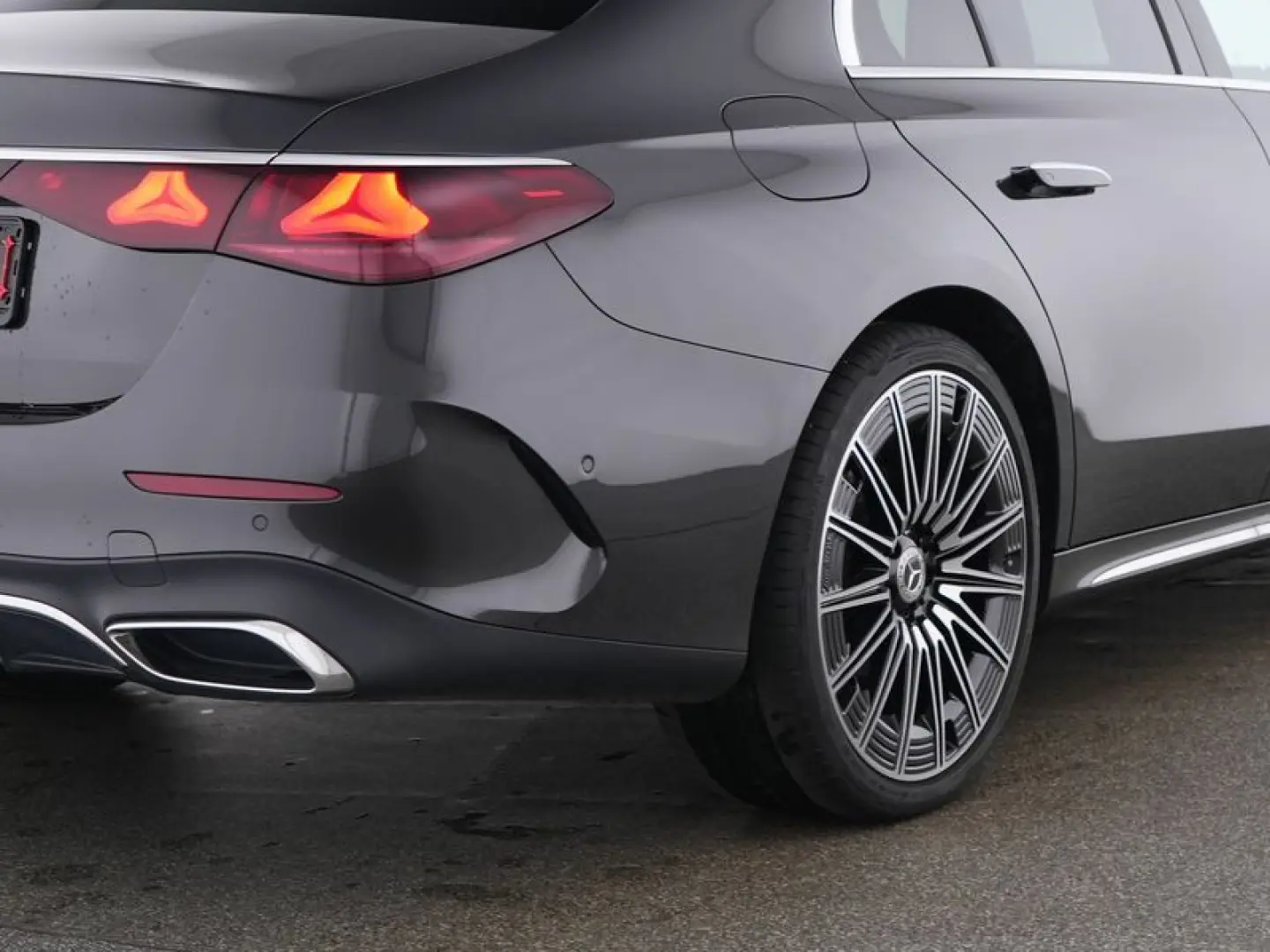 E 220 d AMG-Sport/Super/AHK/Distr/Cam/LED/KlLess