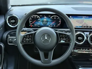 MERCEDES BENZ A200 d/BURMESTER/LEDER//NAVI/CAR PLAY