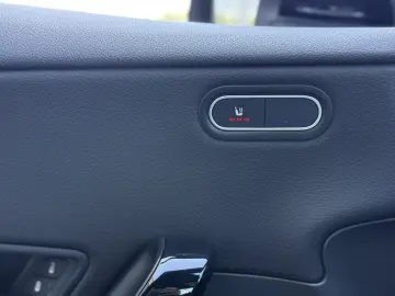 MERCEDES BENZ A200 d/BURMESTER/LEDER//NAVI/CAR PLAY