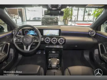 MERCEDES BENZ A180 Prog/Night/LED/Kam/CarPlay/