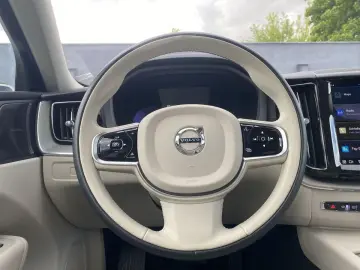 XC60 B5 AWD Ultimate Bright 360 4C HUD PANO STHZ