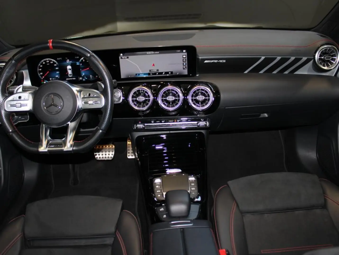 AMG CLA 35 4M CP *AERO Panorama Night Multibeam