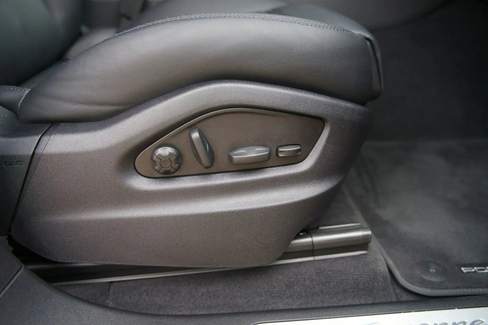 Cayenne E-Hybrid *AHK*PANO*INNO*KEYLESS*BOSE
