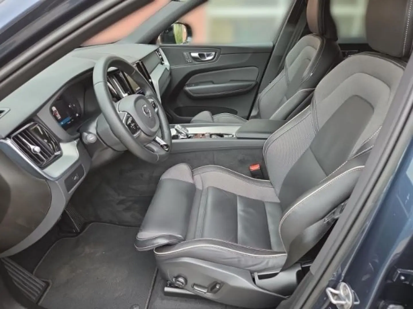 XC60 AWD B5 Benzin Plus Dark Standhzg AHK ACC Pi