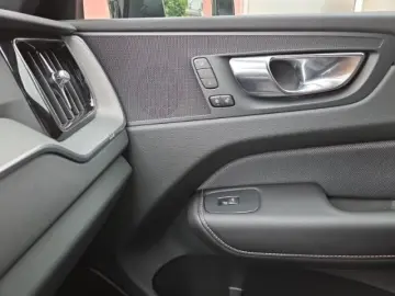XC60 AWD B5 Benzin Plus Dark Standhzg AHK ACC Pi