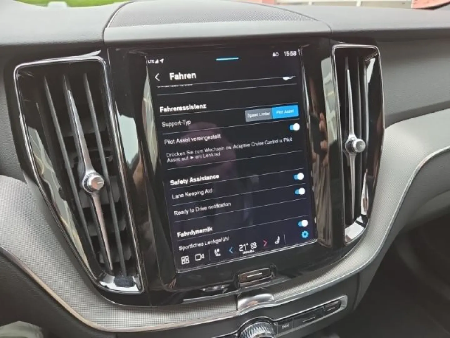 XC60 AWD B5 Benzin Plus Dark Standhzg AHK ACC Pi