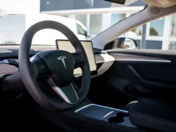 Model 3 Long Range Dual AWD *PANO*ACC*