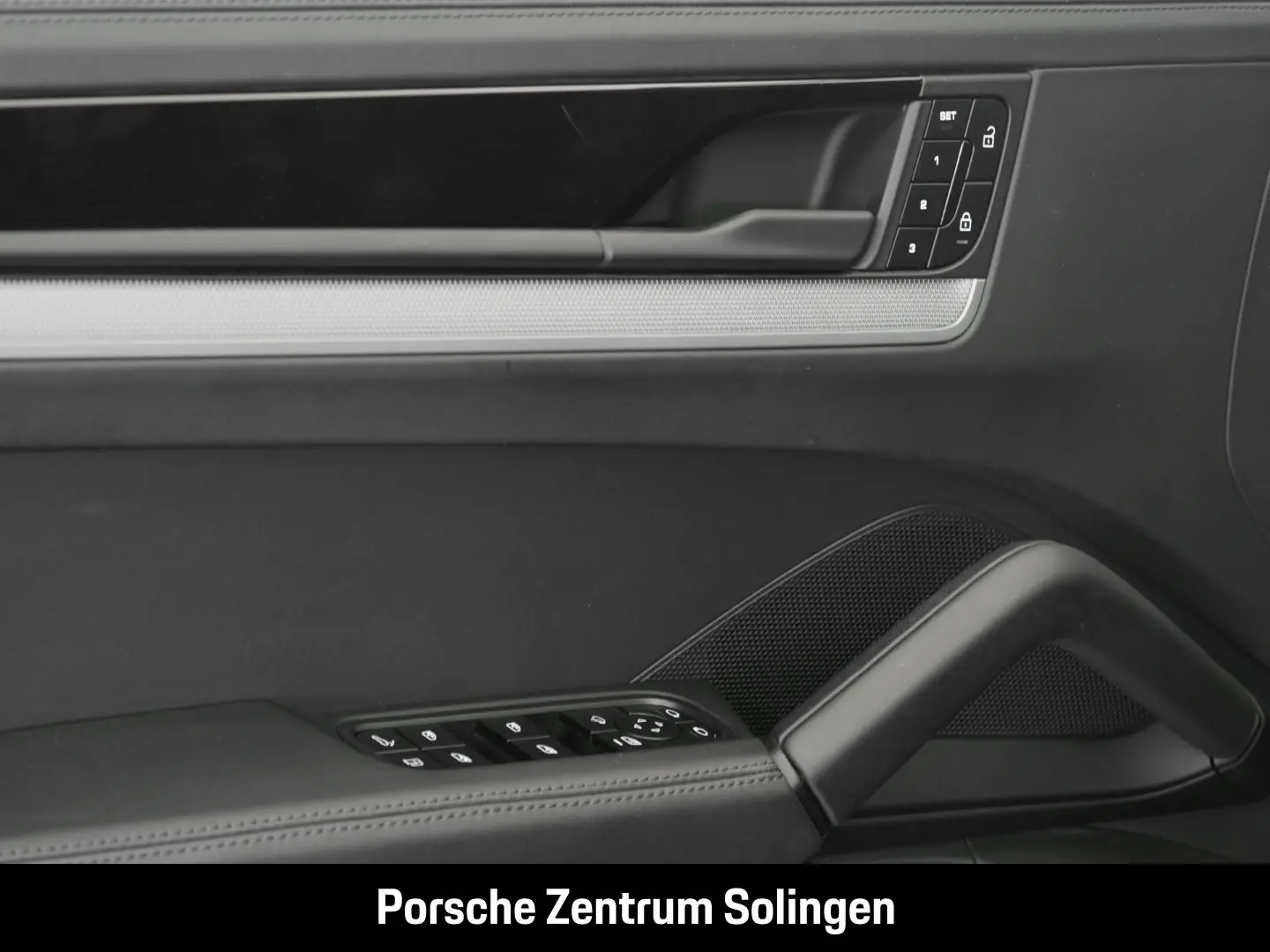 Cayenne E-Hybrid Coupe Bose Surround Abstand 21'