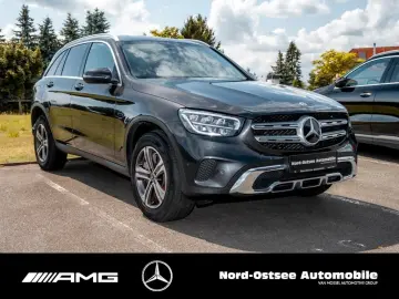 GLC 300 e 4M KAMERA NAVI TEMPOMAT LED AHK SHZ
