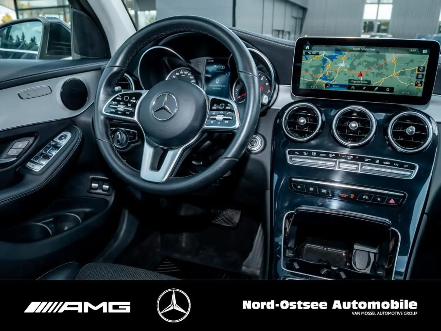 GLC 300 e 4M KAMERA NAVI TEMPOMAT LED AHK SHZ