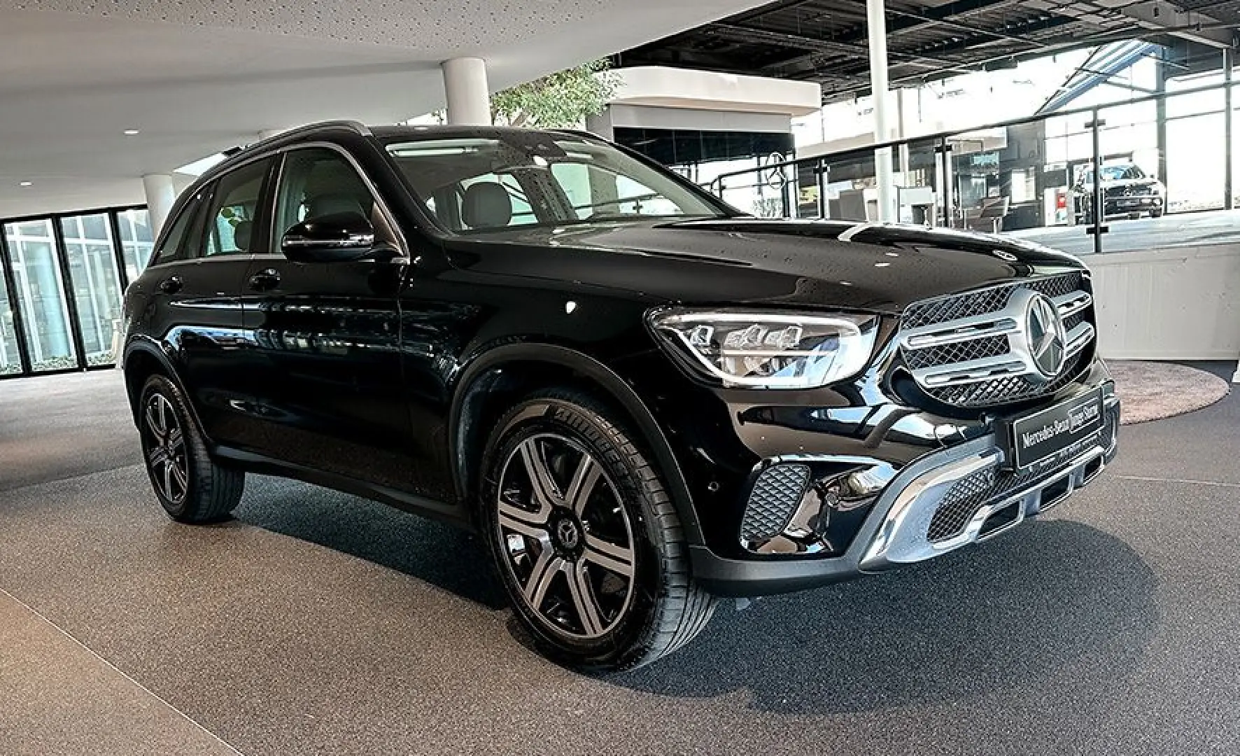 GLC 300 e 4M CHROM+LED+PANO+MBUX+THERMATIC
