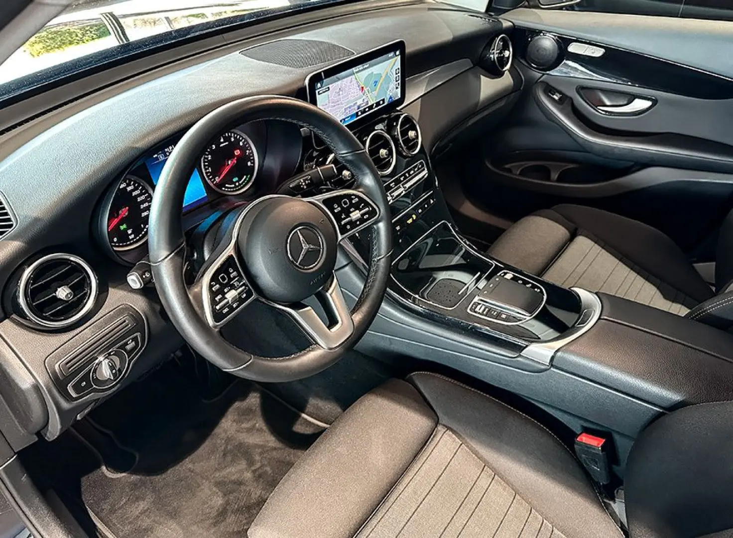 GLC 300 e 4M CHROM+LED+PANO+MBUX+THERMATIC