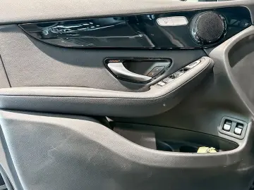 GLC 300 e 4M CHROM+LED+PANO+MBUX+THERMATIC