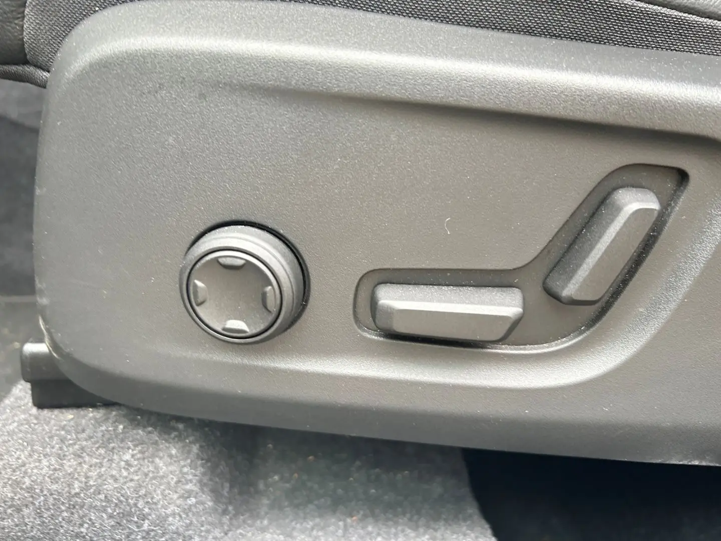 XC40 R Design B4 Navi Leder Digitales Cockpit Me
