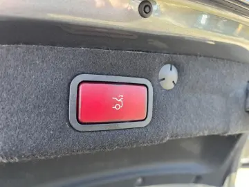 C 300e 4M AMG+DISTRONIC+AHK+KAMERA+AKUSTIKGLAS++