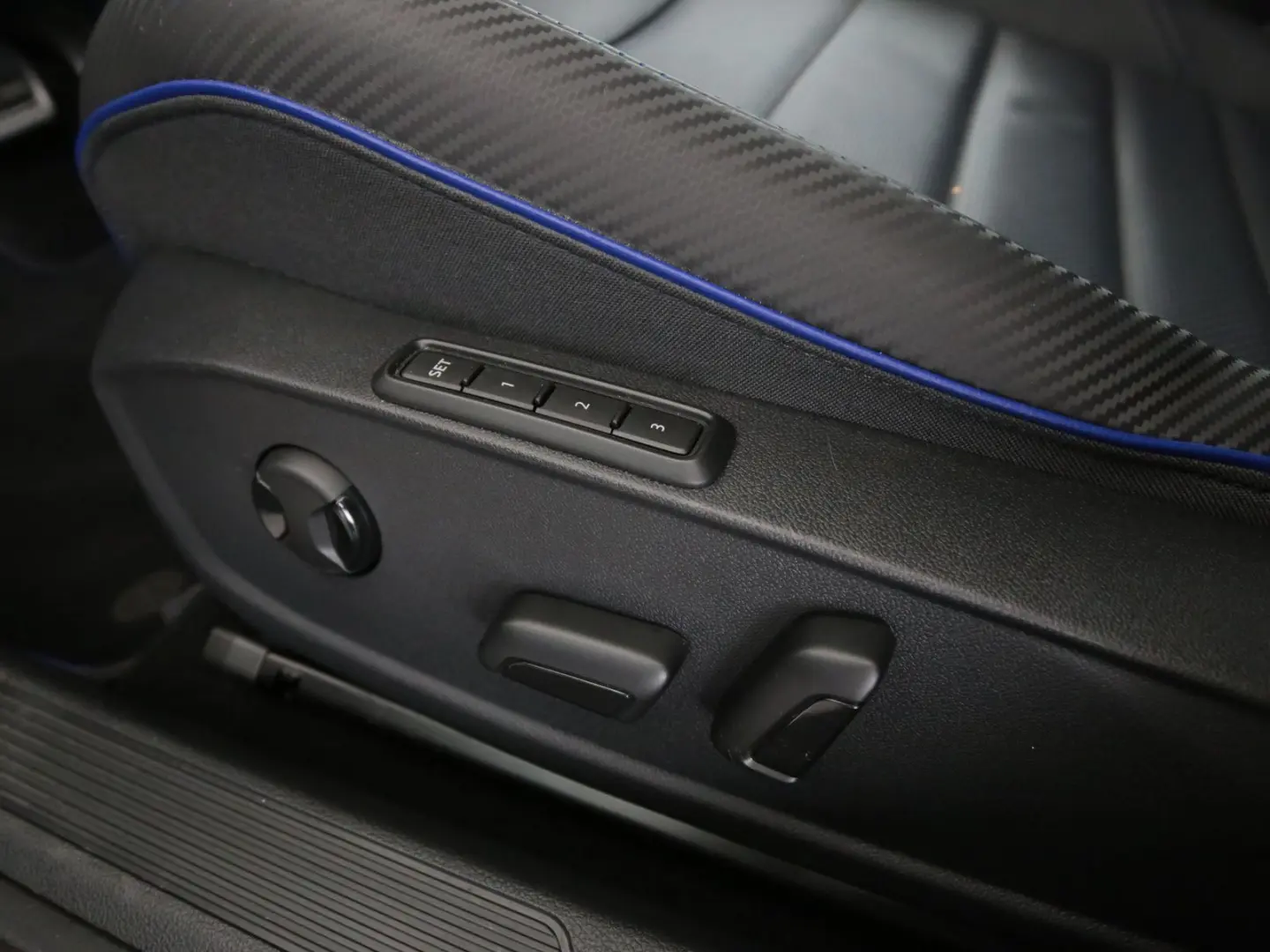 Golf R 2.0TSI 333PS Black Ed. Akrapovic IQ.Light