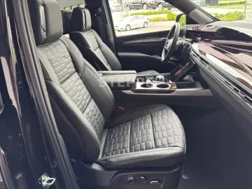Cadillac Escalade FACELIFT MY25 6.2 V8 ESV Sport