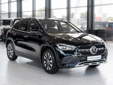 GLA 180 Style*LEDER*NAVI*LED-HIGH-PERF*DAB*