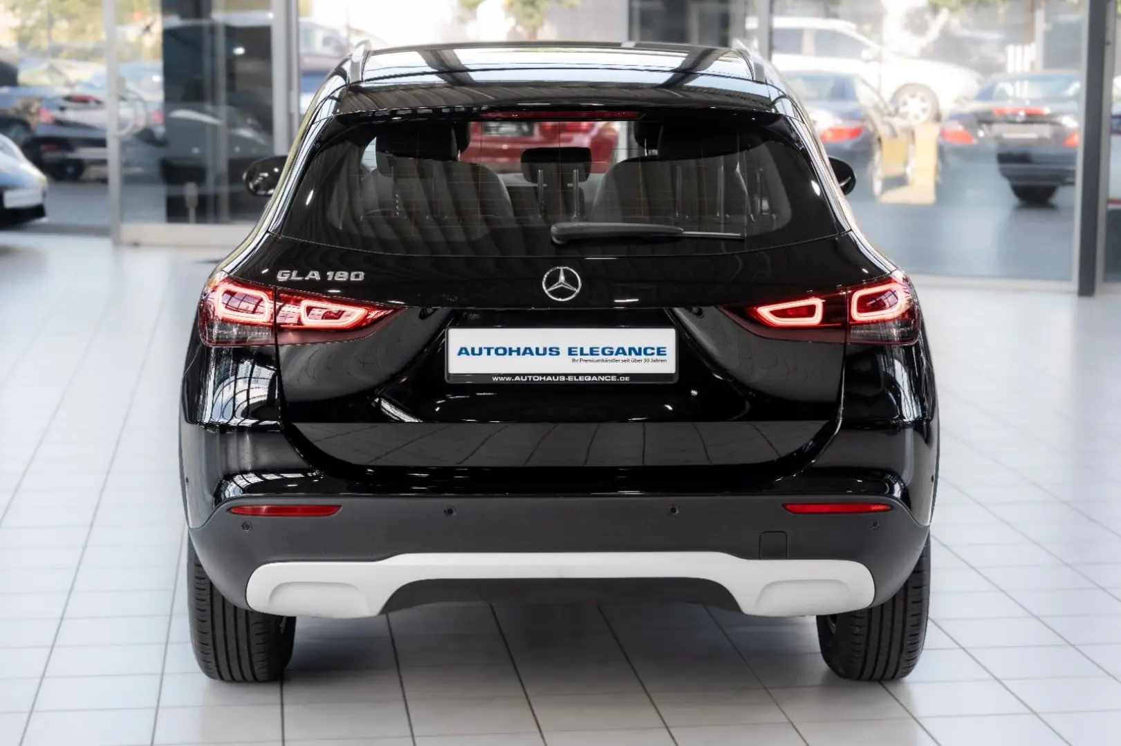 GLA 180 Style*LEDER*NAVI*LED-HIGH-PERF*DAB*