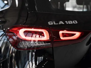 GLA 180 Style*LEDER*NAVI*LED-HIGH-PERF*DAB*