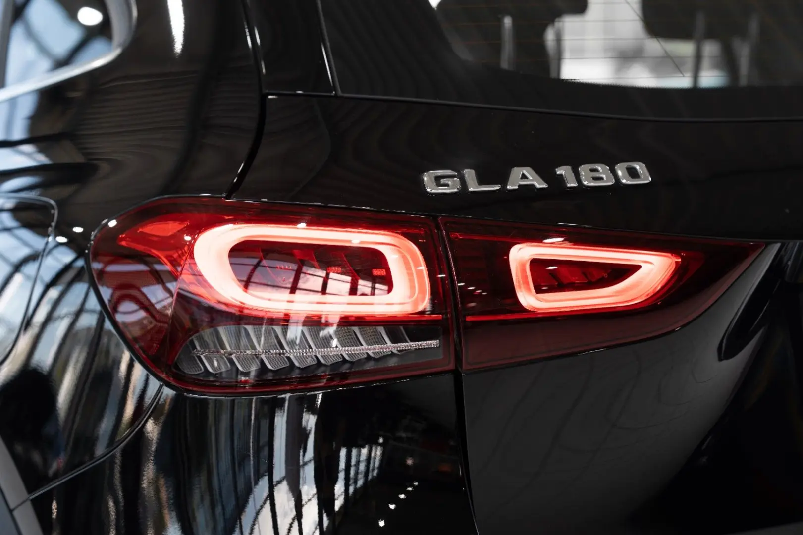 GLA 180 Style*LEDER*NAVI*LED-HIGH-PERF*DAB*