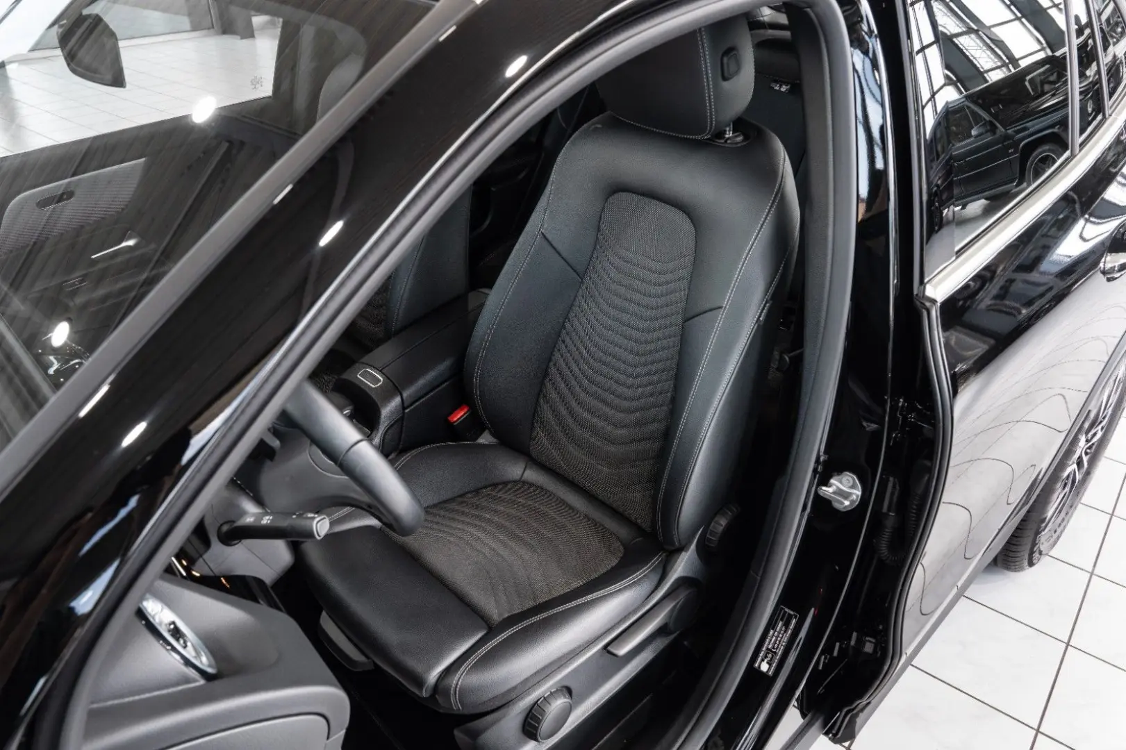GLA 180 Style*LEDER*NAVI*LED-HIGH-PERF*DAB*