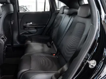 GLA 180 Style*LEDER*NAVI*LED-HIGH-PERF*DAB*