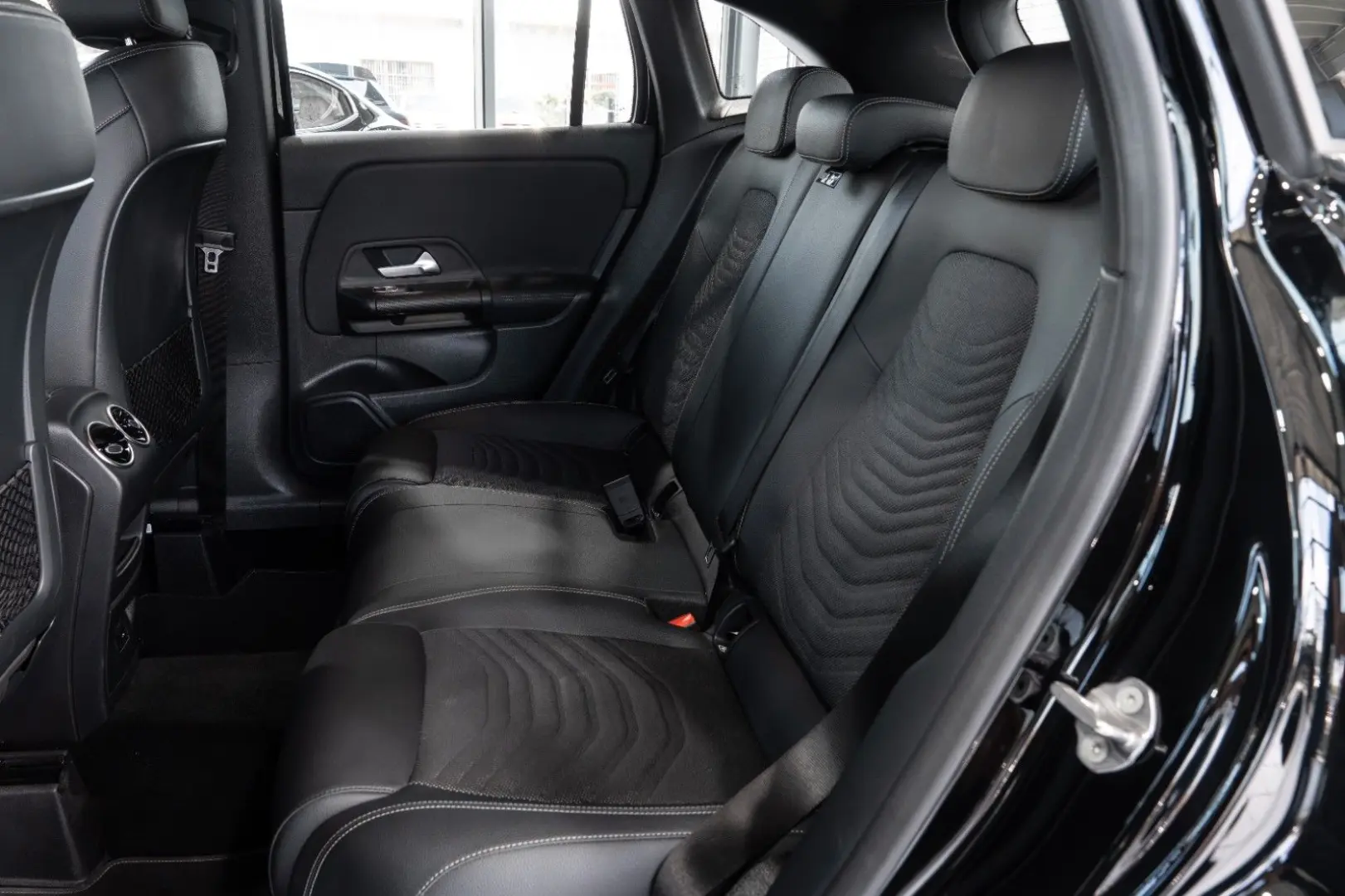 GLA 180 Style*LEDER*NAVI*LED-HIGH-PERF*DAB*