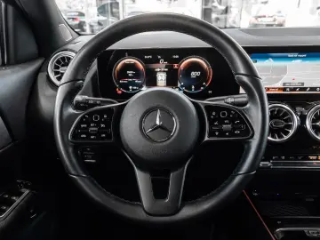GLA 180 Style*LEDER*NAVI*LED-HIGH-PERF*DAB*
