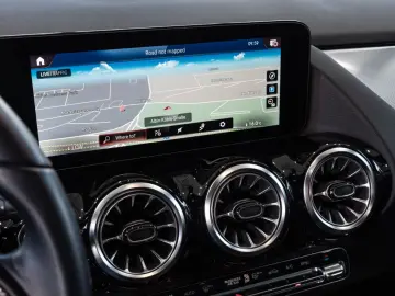 GLA 180 Style*LEDER*NAVI*LED-HIGH-PERF*DAB*