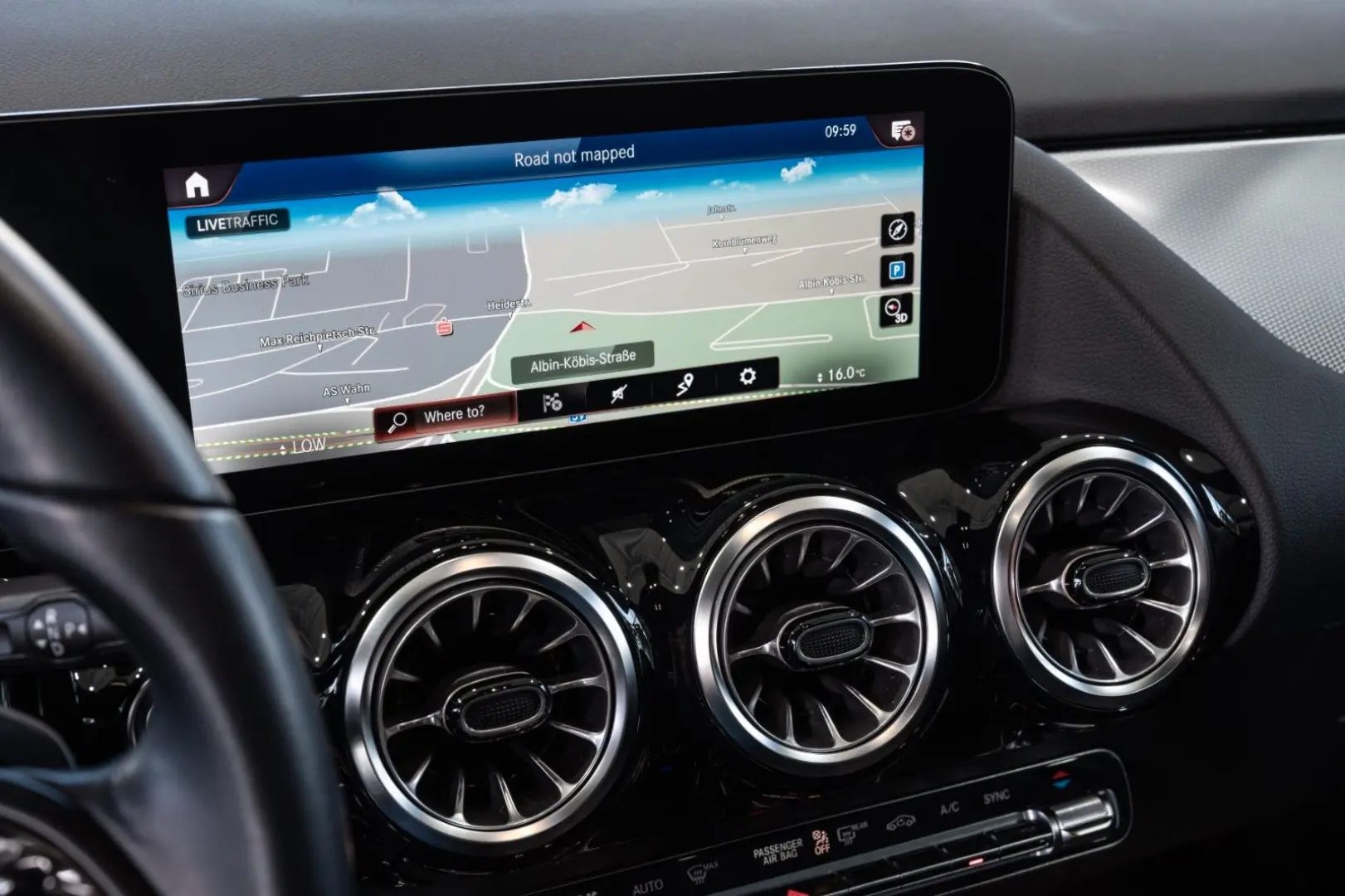 GLA 180 Style*LEDER*NAVI*LED-HIGH-PERF*DAB*