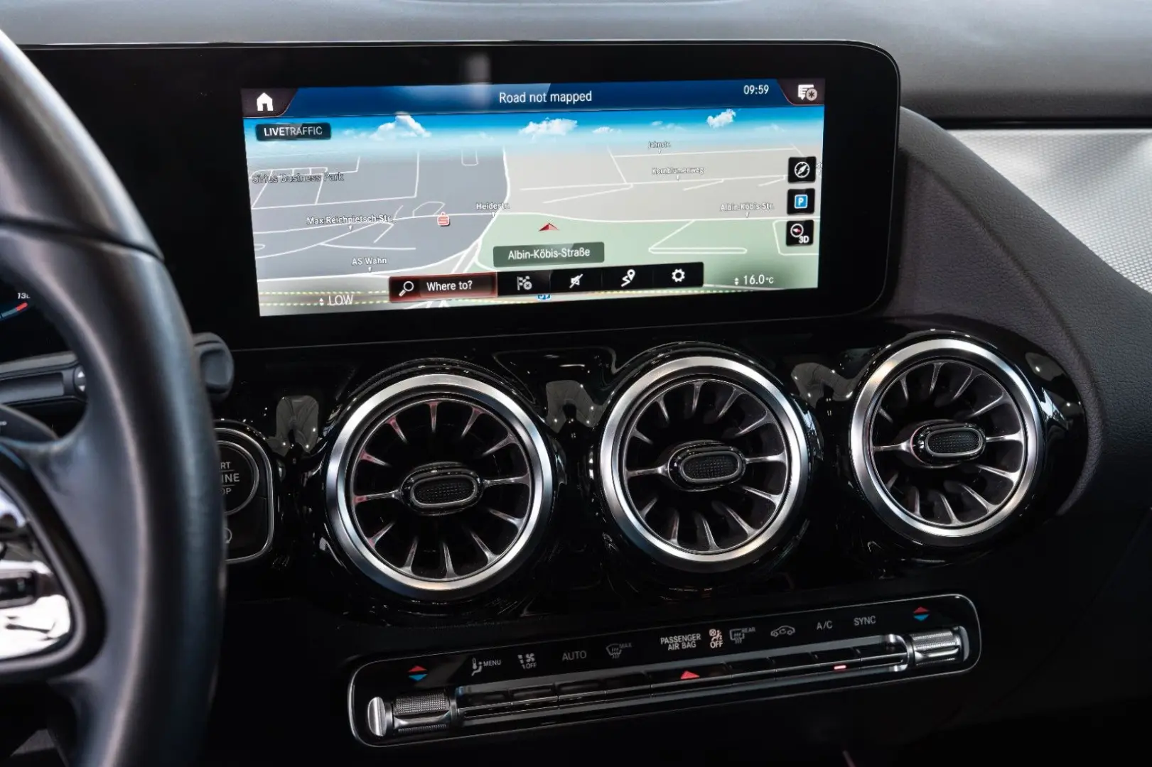 GLA 180 Style*LEDER*NAVI*LED-HIGH-PERF*DAB*