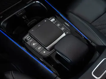 GLA 180 Style*LEDER*NAVI*LED-HIGH-PERF*DAB*